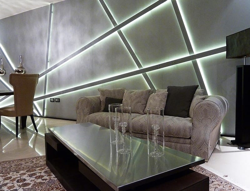 Акцентная стена с геометрической LED-подсветкой
