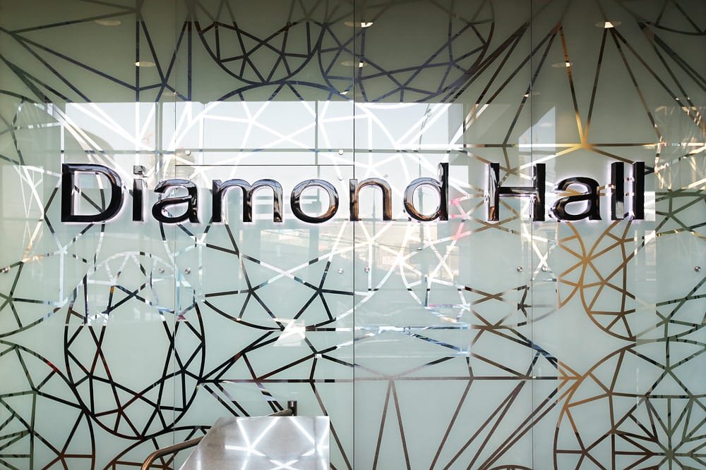 Вывеска Diamond Hall на стекле с фасетчатым узором
