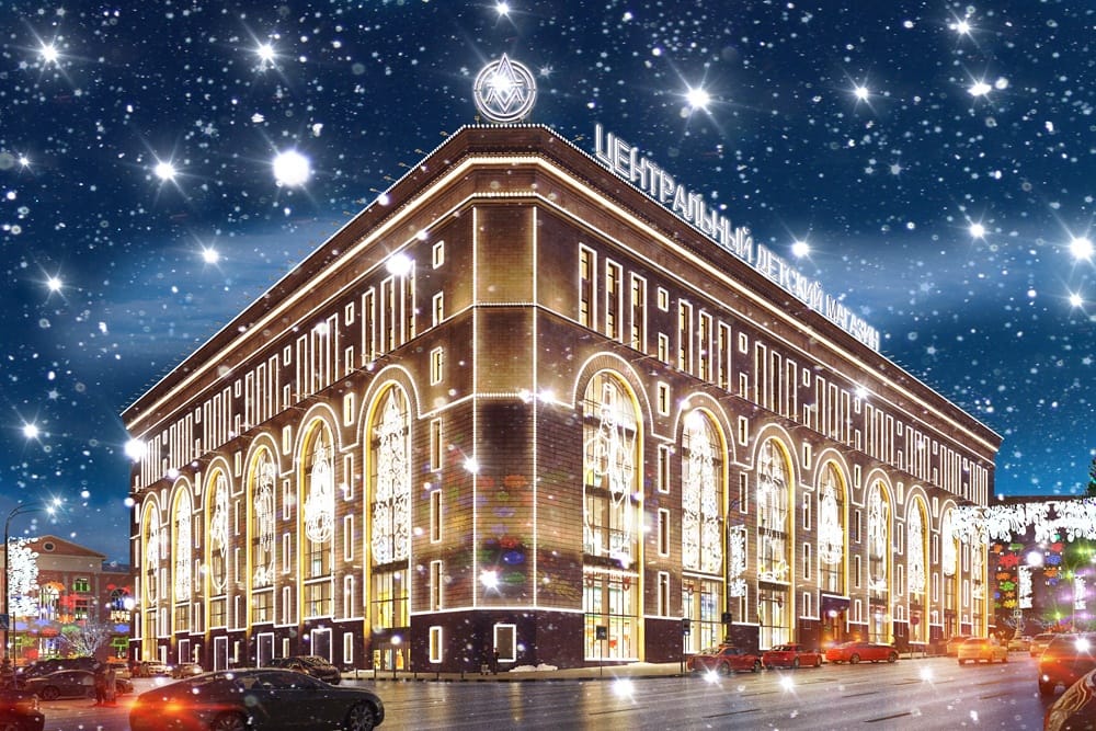 Праздничный декор фасада вечером
